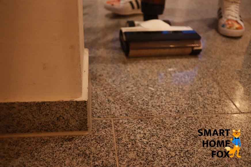 Man sieht, dass der Tineco Floor One S5 Combo sämtlichen Schmutz an der Kante entfernen konnte.